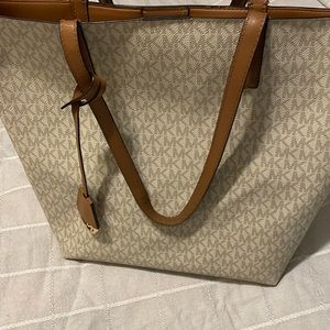 Michael Kors tote bag. Preowned. 1 week sale - price as is 🛍